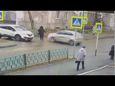 Средь бела дня не заметила пацана на "зебре". Real video