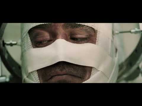 Bullseye throws a syringe needle at a fly - scene from Daredevil (2003 film)