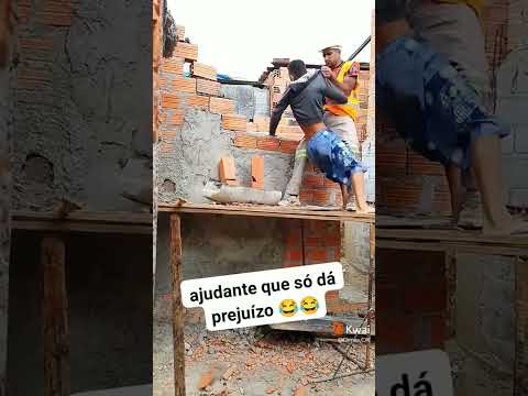 ajudante desastrado #meme #obra #shortsvideo #pedreiro