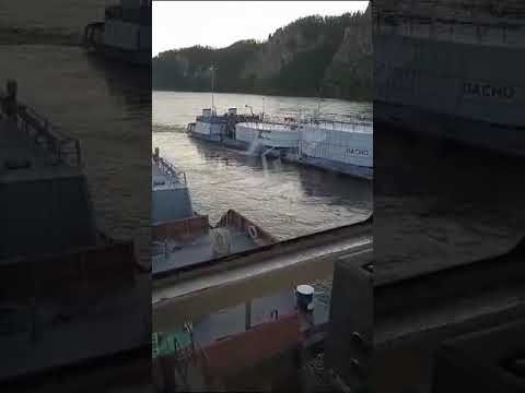 В реку Лену в результате столкновения двух танкеров попал бензин