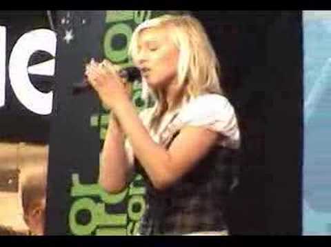 Mikaela samuelsson uppträder