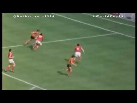 Netherlands vs Bulgaria foul on Cruyff, penalty Neeskens 1-0 #WorldCup74