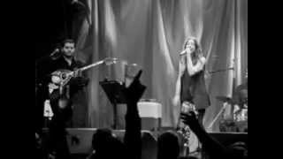 Μελίνα Ασλανίδου-Με δυο γάτους παρέα