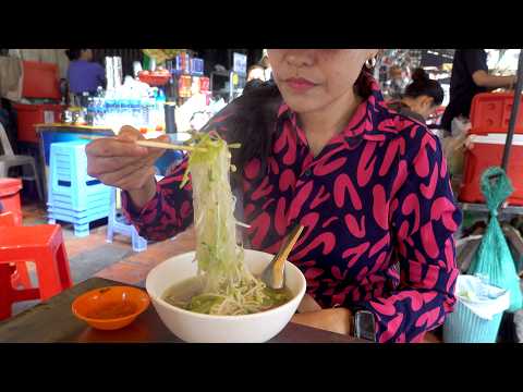 Fresh fruit juice and noodle soup for breakfast - Phnom Penh Street Food - Boeng Proleut