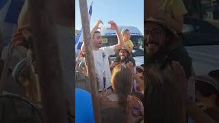 "עם ישראל חי": קבלת פנים מרגשת לשורד השבי אבינתן אור (טל מורי/TPS) (חדשות ערוץ 7) - התמונה מוצגת ישירות מתוך אתר האינטרנט יוטיוב. זכויות היוצרים בתמונה שייכות ליוצרה. קישור קרדיט למקור התוכן נמצא בתוך דף הסרטון "עם ישראל חי": קבלת פנים מרגשת לשורד השבי אבינתן אור (טל מורי/TPS) (חדשות ערוץ 7) - התמונה מוצגת ישירות מתוך אתר האינטרנט יוטיוב. זכויות היוצרים בתמונה שייכות ליוצרה. קישור קרדיט למקור התוכן נמצא בתוך דף הסרטון