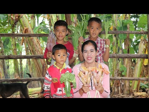 Beautiful Girl , Awesome Cooking Roasted Chicken with banana flower Recipe  -   Village Food Factory