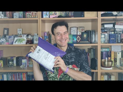 Unboxing/Walk-through of the Stone Visconti Tarot and Side-by-side with the Il Meneghello Visconti