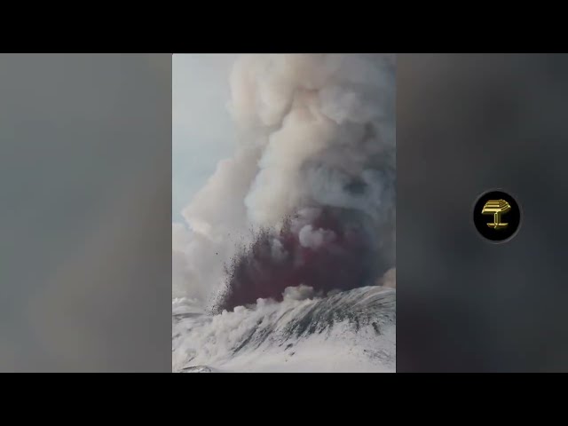 El volcán Etna se despierta y expulsa una fuente de lava, tiñendo la nieve de rojo