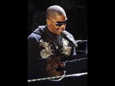 Jamie Foxx sings 