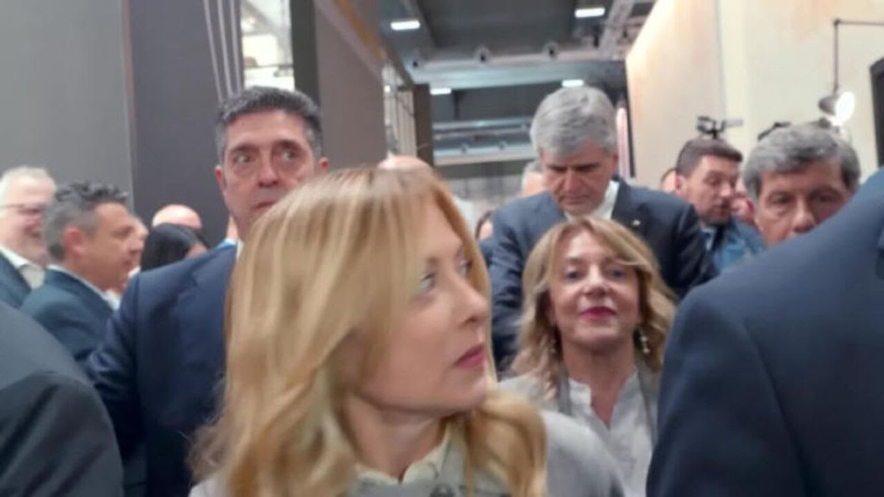"Ma che stai a fa?", Meloni scherza con un fan e gli prende telefono per scattare selfie al Vinitaly