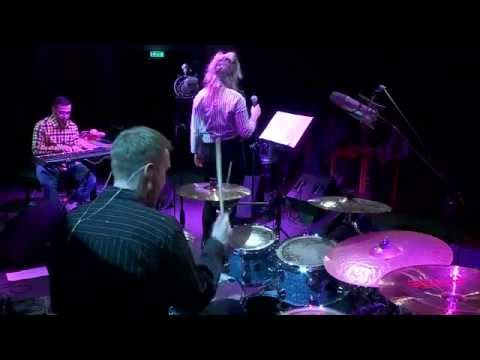 Iza Kowalewska X Czarny HIFI - Dziewczyna Młoda-Stara (LIVE Radio 3)