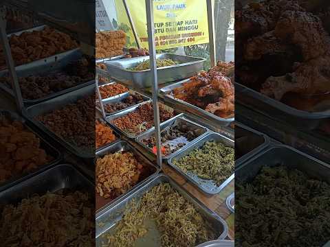 Kalau kamu lagi di Gianyar, jangan lewatkan Warung Tedung Sari! Buka dari jam 6 pagi sampai habis, siap-siap kecanduan n...