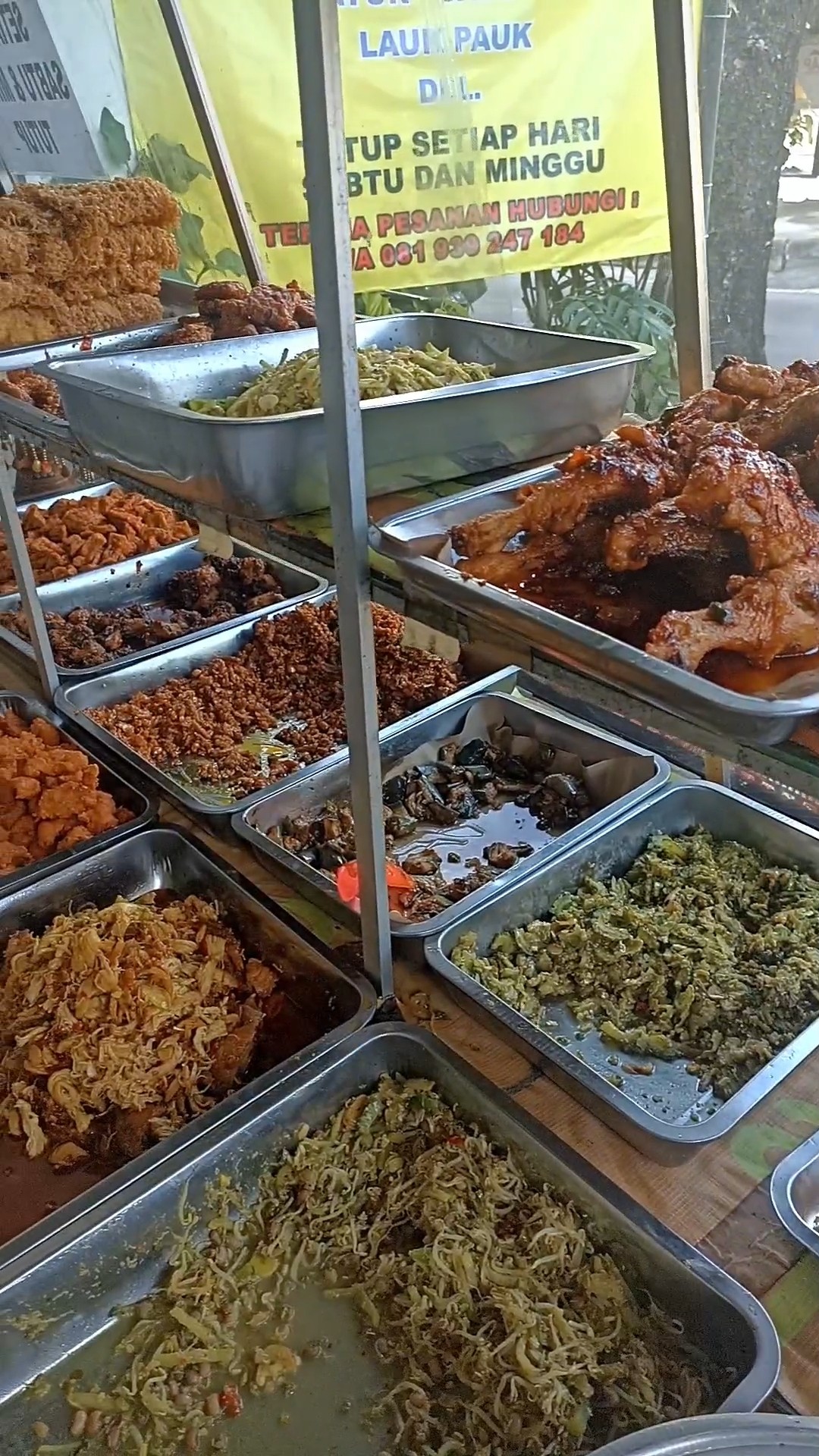 Kalau kamu lagi di Gianyar, jangan lewatkan Warung Tedung Sari! Buka dari jam 6 pagi sampai habis, siap-siap kecanduan n...