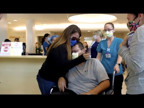 男性は20日間の昏睡状態の後、妻と子供たちと再会した (Man Reunited With Wife and Children After 20-Day Coma)