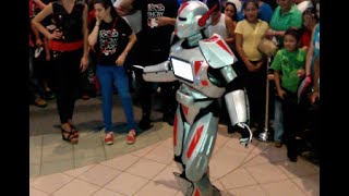 preview picture of video 'Robot de tamaño real sorprende en Managua'