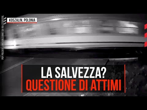 Incidenti: in auto sfondano passaggio a livello, la salvezza? Questione di attimi