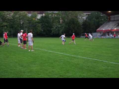 SUDT 2016 Freespeed Basel vs. platZHirsch Zürich - Freespeed working it up the field