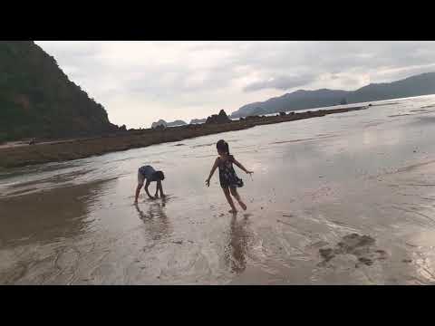 Liburan ke pantai - Seru sekali gia main pasir di pantai
