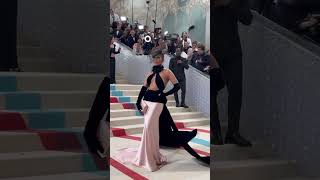 Jennifer Lopez Arrives at the Met Gala 📸