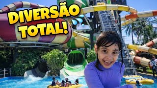 DIVERSÃO nas PISCINAS do PAQRQUE AQUÁTICO / Encontramos VALENTINA PONTES a LADYBUG no BEACH PARK