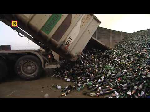 Kilo's lege wijn- en champagneflessen op berg bij Maltha glasrecycling in Heijningen