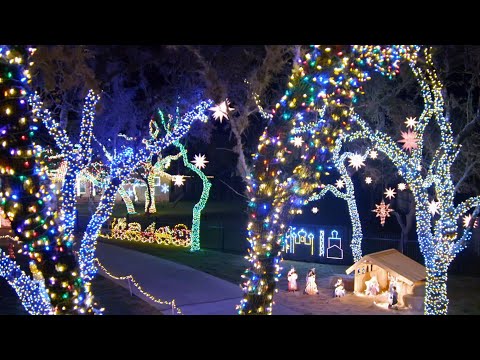 Jones Family Charms with Surprise Syncronized Lights - The Great Christmas Light Fight