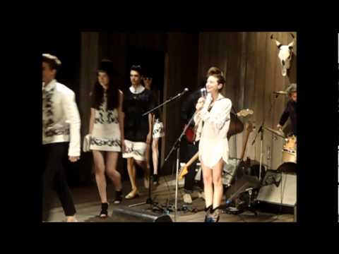 Mallu Magalhães canta "É hoje" no desfile da Ellus 2nd Floor, no Fashion Rio