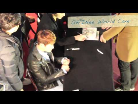 Cute Onew at the end of dream girl fansign event 130228