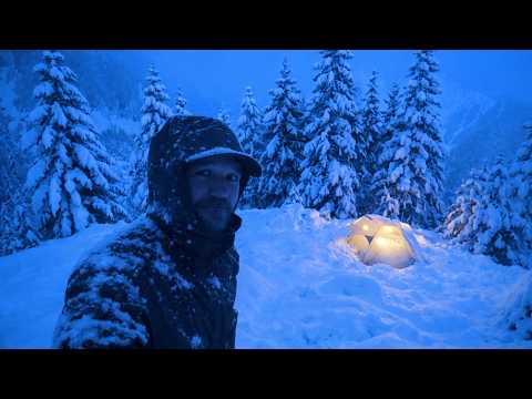 Hot Tent bei starkem Schneefall - Allein in den Bergen