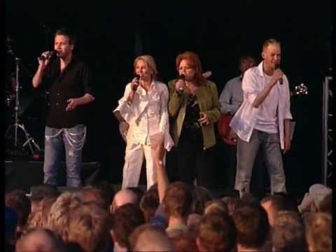 Ola Fjellvikås, Ellen Nikolaysen, Anne-Karine Strøm og Mads Rogde synger "Å for ett spill".