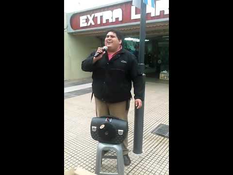 Lorenzo alderete cantando en vivo en la cenda peatonal