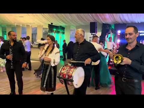 Cu siguranță o să vă gâdile tălpile…Super frumos@FormatiaAxASuceava alături de @AngelicaFlutur❤️