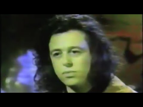 Roland Orzabal (Tears for Fears) discusses 'Woman in Chains' on MTV Brazil -  February 1992
