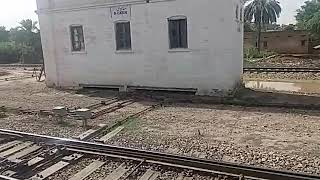 preview picture of video 'Pakistan Railway 14 DN Awam Express arrival at sahiwal station station'
