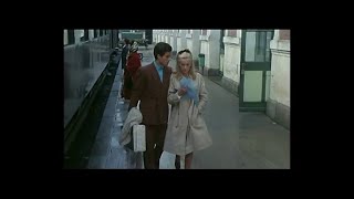 Kadr z teledysku Les parapluies de Cherbourg tekst piosenki Catherine Deneuve