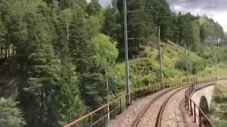 En locomotive avec les Chemins de fer rhétiques (Suisse)