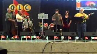 l'arbre est dans ses feuilles