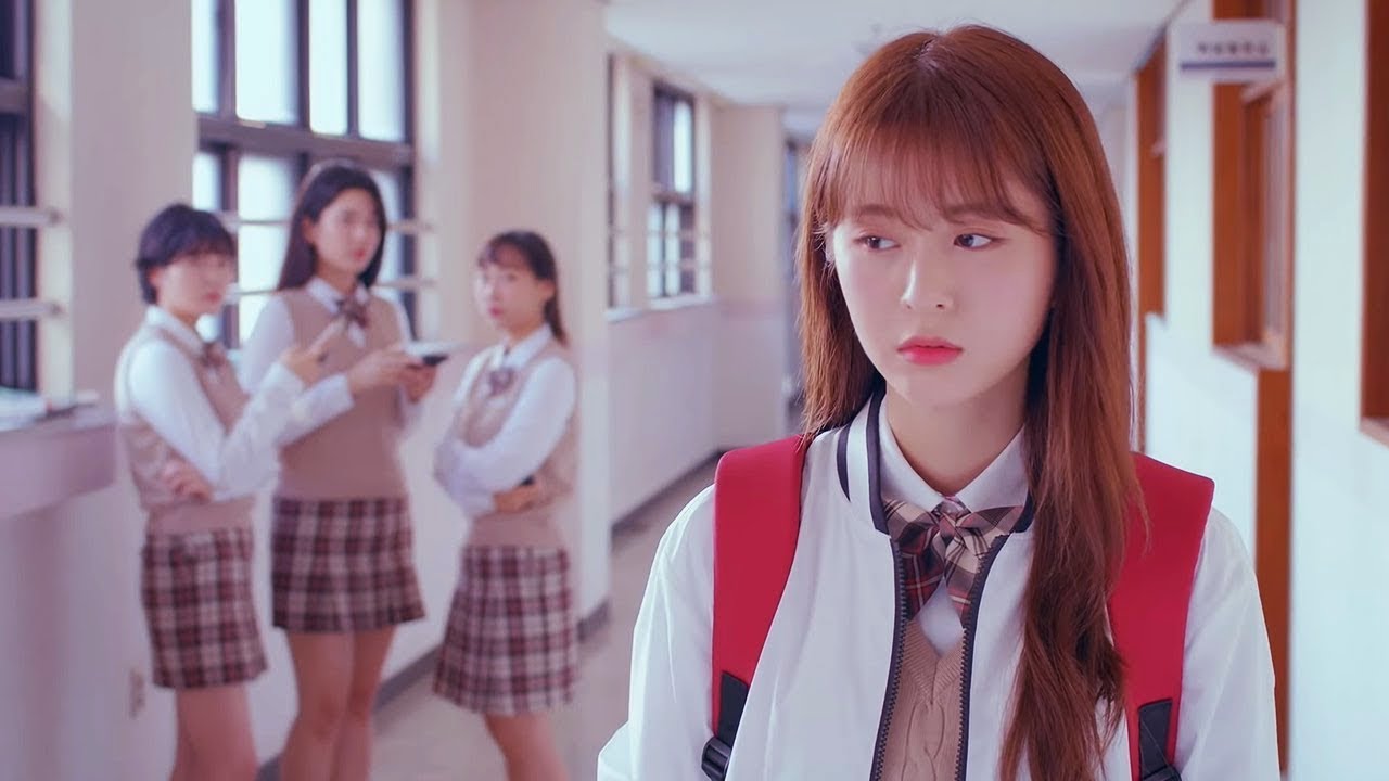 Estudante se transfere para uma nova escola para escapar do passado, mas as coisas são ainda piores