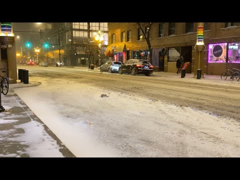 Snow falling on the North side of Chicago 12-22-2022 18:54