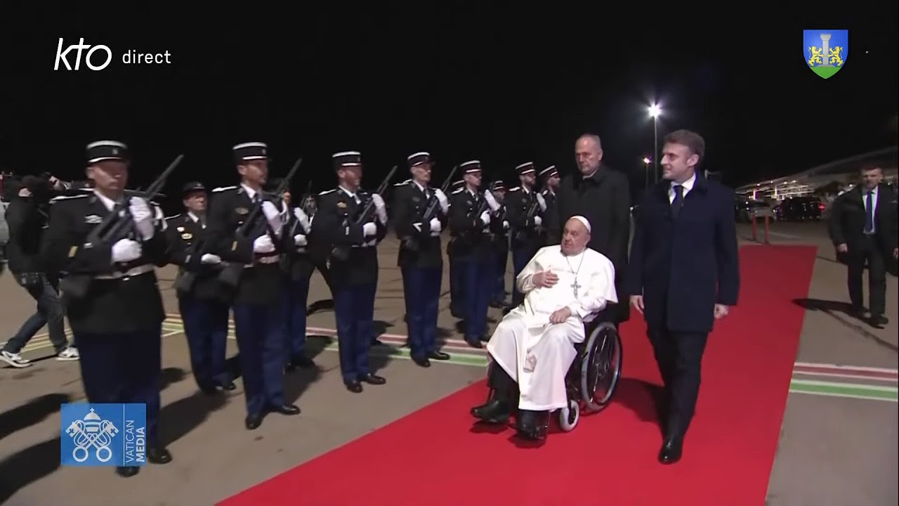 Rencontre du pape François avec le président de la République Emmanuel Macron à l'aéroport d'Ajaccio