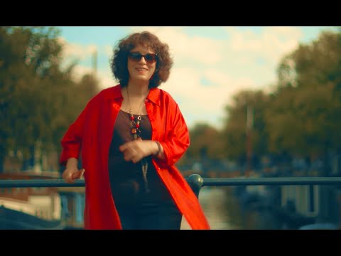 Quizás Quizás Quizás: Estrella sings a classic Cuban cha cha cha  on an Amsterdam canal bridge.