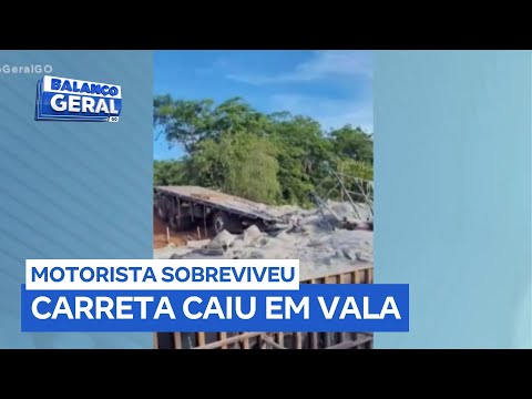 Motorista sobrevive após caminhão carregado com cimento cair em vala na GO-319