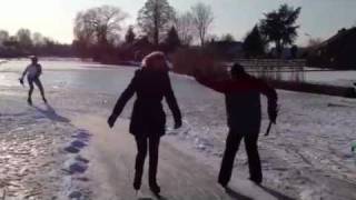 preview picture of video 'Blooper: man op ijs valt buiten beeld'