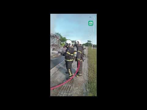 Ônibus que fazia transporte de estudantes universitários pega fogo na BR-222