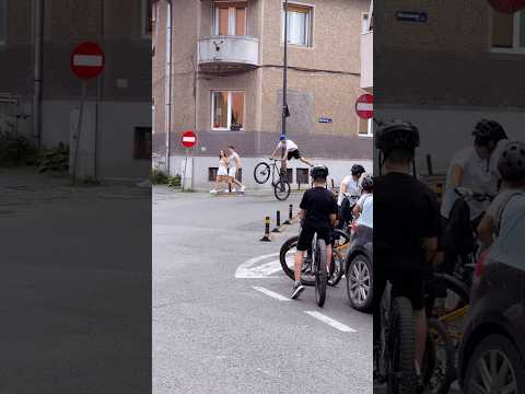 Cine e băiatul cu bicicleta?
