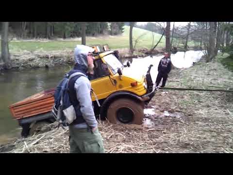 Hummer H2 vs. Mercedes Unimog (unstuck)