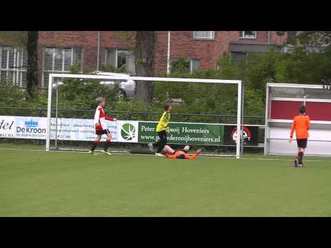 18 mei 2013 PVCV E5 - VV De Meern E5 com 1-4 Leandro probeert strakke voorzet Sem in te koppen
