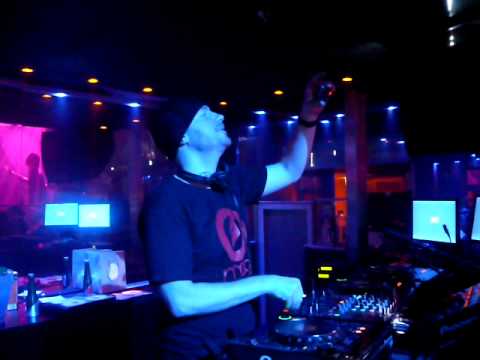 Eric Prydz @ Queen 12.12.09 / *3 playing Cirez D - On Off (Original Mix)