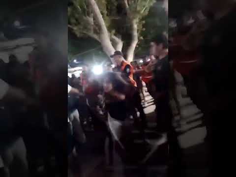 Violento enfrentamiento entre dos mujeres en la Plaza de Caucete