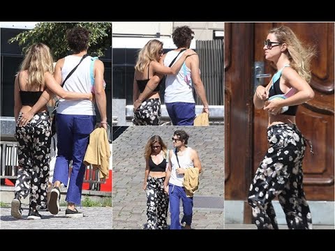 ✅  Divadlo pro fotografy: Emma a Haj se schválně procházeli v objetí, aby ukázali, že mají vesmír